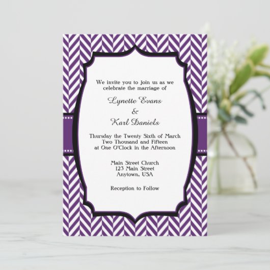 Paarse White Herringbone Wedding Invitation Kaart (Staand voorkant)