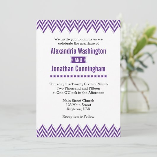 Paarse White Herringbone Wedding Invitation Kaart (Staand voorkant)