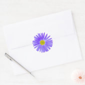 Paarse wilde bloem met gele centrale foto ronde sticker (Envelop)