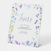 Paarse wilde bloem voor tafelvoetafdruk reclamebord met voetstuk (Voorkant)