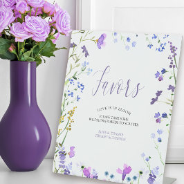 Paarse wilde bloem voor tafelvoetafdruk reclamebord met voetstuk