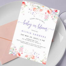 Paarse wilde bloemen baby bad met bloeiende bloeme