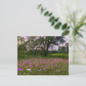 Paarse wilde bloemen in de schemering op het platt feestdagenkaart (Staand voorkant)