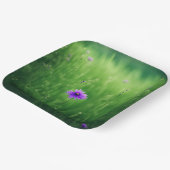Paarse wilde bloemen in groen veld papieren bordje (Gebogen)