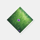 Paarse wilde bloemen in groen veld servet (Hoek)