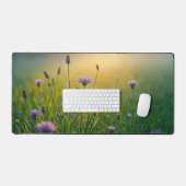 Paarse wilde bloemen in Misty Meadow Bureaumat (Keyboard & Muis)