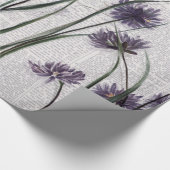 Paarse wilde bloemen op de  krant: cadeaupapier (Hoek)