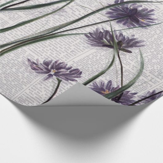 Paarse wilde bloemen op de krant: cadeaupapier (Hoek)