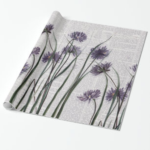 Paarse wilde bloemen op de  krant: cadeaupapier
