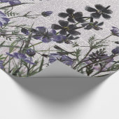 Paarse wilde bloemen op de  krant: cadeaupapier (Hoek)