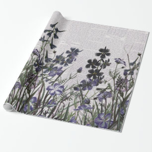 Paarse wilde bloemen op de  krant: cadeaupapier