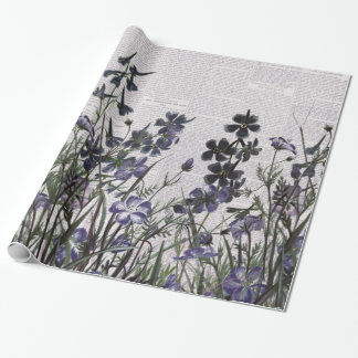 Paarse wilde bloemen op de  krant: cadeaupapier