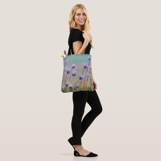Paarse wilde bloemen tote bag (Op model)
