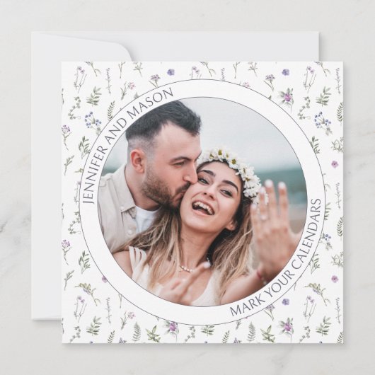 Paarse wildflower Bewaar de Date fotouitnodiging (Achterkant)