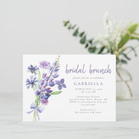 Paarse Wildflower Bouquet Bridal Brunch Uitnodigin Kaart (Staand voorkant)