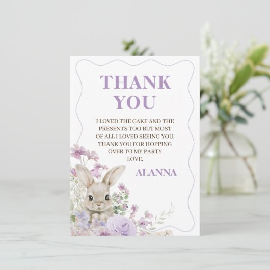 Paarse Wildflower Bunny Verjaardag Dank u kaart (Staand voorkant)