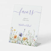 Paarse Wildflower Wedding Favors Reclamebord Met Voetstuk (Voorkant)