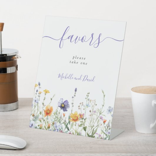 Paarse Wildflower Wedding Favors Reclamebord Met Voetstuk (Insitu)