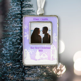 Paarse Winter Wonderland Besneeuwde Huizen Foto Verzilverd Omlijst Ornament