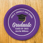 Paarse Witte Afstuderen Custom 2025 Graduation Par Papieren Bordje<br><div class="desc">Dit moderne paarse en witte aangepaste afstudeerfeest papier bord is voorzien van stijlvolle typografie van uw middelbare school of hogeschool naam voor de klas van 2025. Pas je aan met je afstudeerjaar onder het chique handgeschreven script en zwart afstudeerders pet voor een geweldige persoonlijke afstuderen.</div>