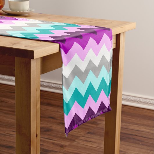 Paarse Witte Blauwgroen Chevrons Medium Tafelloper (Voorbeeld)