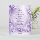 Paarse Witte Bloemen Bruidsdouche Uitnodiging (Staand voorkant)
