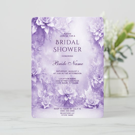 Paarse Witte Bloemen Bruidsdouche Uitnodiging (Staand voorkant)