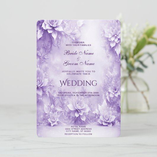 Paarse witte bloemen bruiloft uitnodiging (Staand voorkant)