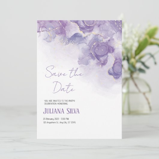 Paarse witte bloemenbruiloft uitnodiging (Staand voorkant)