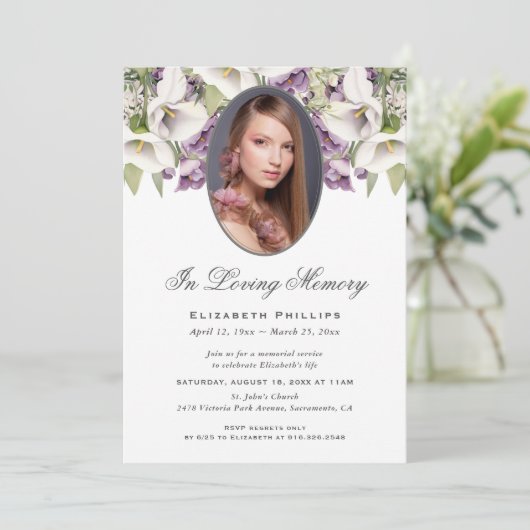 Paarse witte Calla Lilies Foto Memorial Service Kaart (Staand voorkant)