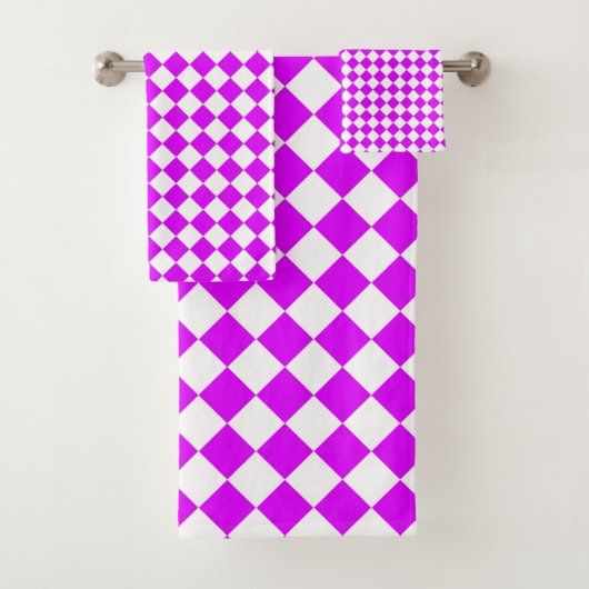 Paarse Witte Checker Diamantpatroon Bad Handdoek (Insitu)