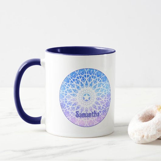 Paarse, witte en blauwe ruimte bloemenmandala mok (Met donut)