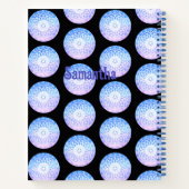 Paarse, witte en blauwe ruimte bloemenmandala notitieboek (Achterkant)