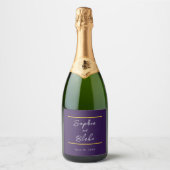 Paarse, witte en gouden bruid & bruidegom bruiloft sparkling wijnetiket (Voorkant)