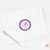 Paarse witte geschulpte cirkel monogram dank u ronde sticker (Envelop)