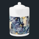 Paarse witte orchidee bloemenvlinder theepot<br><div class="desc">Paarse witte orchidee bloemenvlinder waterverf. Een prachtig waterverf schilderij van orchideeën,  bloemen en vlinders in neutralere kleurtinten,  zoals grijs en donkerpaars,  en ook enkele helderdere kleuren,  zoals geel en oranje.</div>