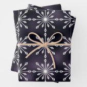 Paarse witte sneeuwvlokken kerst inpakpapier vel (In situ)