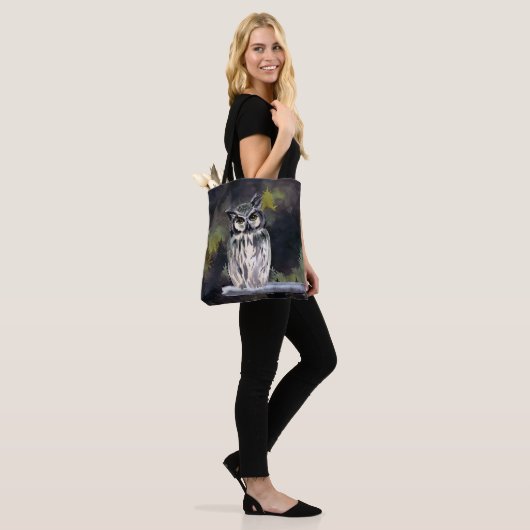 Paarse witte Waterverf bos sneeuw uil Tote Bag (Op model)