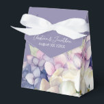 Paarse & Witte Waterverf Hydrangeas op Lavendel Bedankdoosjes<br><div class="desc">Deze romantische bruiloft geschenkdoos heeft een florale waterverf ontwerp met paarse en witte hortensia's over een lavendelkleurige achtergrond. Fijne boeketten van hortensia bloemen zijn afgebeeld rond het onderste gedeelte.</div>
