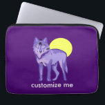 Paarse Wolf Full Moon Laptop Sleeve<br><div class="desc">Een mooie,  majestueuze,  paarse wolf die voor een gele volle maan staat,  samen met je eigen gepersonaliseerde tekst. Dit aangepaste dierencadeau is het perfecte cadeau voor een liefhebber van wolven. Pas deze aan voor je wolvenpakvrienden.</div>