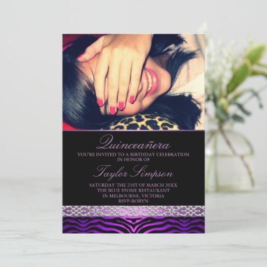 Paarse Zebra Print Quinceañera Verjaardag uitnodig Kaart (Staand voorkant)