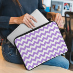 Paarse zigzag, Paarse chevron, geometrisch patroon Laptop Sleeve<br><div class="desc">Elegant,  stijlvol en verfijnd zigzagpatroon (chevron) in paarse en witte kleur. Moderne en trendy cadeau,  perfect voor de zigzag-minnaar in je leven.</div>