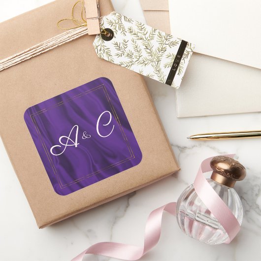 Paarse Zijde en gouden monogrammen Vierkante Sticker