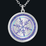 Paarse zilver Glitter LOOK Snowflake Ketting<br><div class="desc">Deze festive FAUX (PRINTED) glitter snow smaakt ketting in kleuren van paars, turquoise, blauwgroen, aqua en zilver komt overeen met de hieronder getoonde wintertrouwuitnodiging en zou een mooi cadeau zijn om je trouwfeesten zoals je bruidsmeisje, Bridesmaids en Bloemenmeisje te geven, of om het aan je winter- of kerstaccessoire toe te...</div>