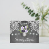 Paarse zilvergrijze Floral Rustic Jar Wedding RSVP Uitnodiging Briefkaart (Staand voorkant)