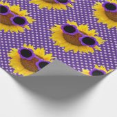 Paarse zonnebril op zonnebloem inpakpapier (Hoek)