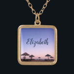 Paarse Zonsondergang Californië Beach Foto Monogra Goud Vergulden Ketting<br><div class="desc">Een paarse blauwe en roze zonsondergang op een strand in Zuid-Californië met rieten palapas geeft ontspanning en reflectie. Reis terug naar uw vakantie stranddagen wanneer u dit prachtige, mooie fotografie gepersonaliseerde naam charme ketting draag. Dit ketting is verkrijgbaar in kleine, middelgrote en grote maten, evenals vierkante en cirkelvormen. U kunt...</div>