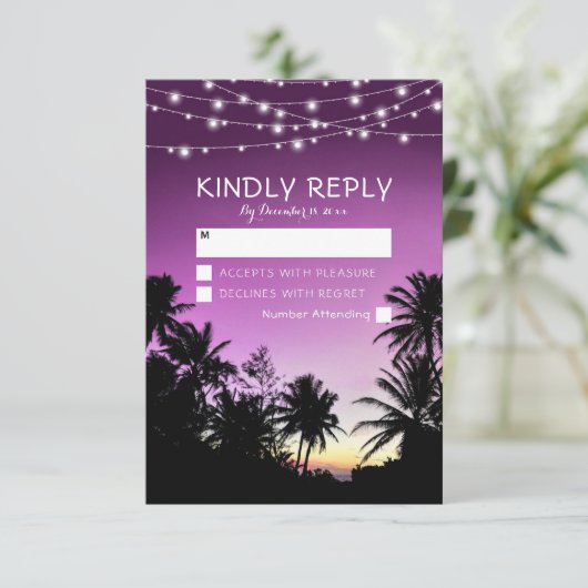 Paarse zonsondergang Palm Tree Beach Lights bruilo RSVP Kaartje (Staand voorkant)