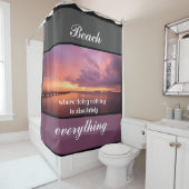 Paarse zonsondergang strand is alles douchegordijn (In situ)