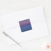 Paarse zonsopgang aan de kust van de oceaan vierkante sticker (Envelop)